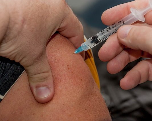 ВАКЦИНАЦИЈА и даље ОБАВЕЗНА! Остају и КАЗНЕ ЗА РОДИТЕЉЕ вакцинација