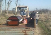 МЕШТАНИ БЕСНИ: Пијани свештеник упадао у раку, губио кадионицу, на последње опело га одвезли у приколици поред покојника (ФОТО) пијани свештеник