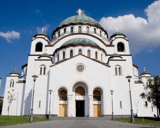 нова зграда испред храма
