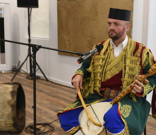 певање уз гусле