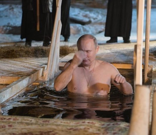 заронио је у ледену воду