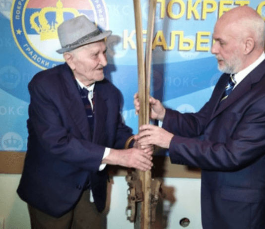 Бивши учитељ поклонио чича Дражине скије Војиславу Михаиловићу (ФОТО) Добривоје Гајић