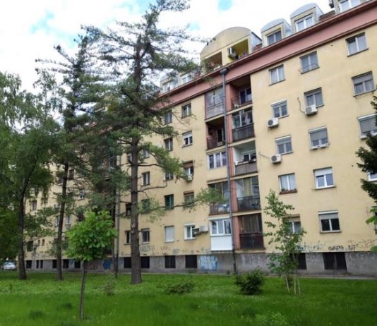 гађа пролазнике