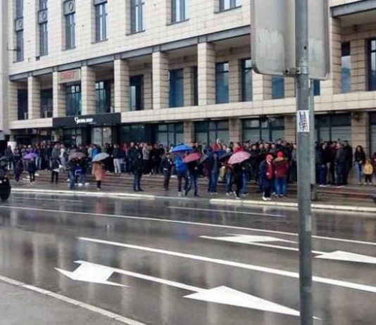 пред конзулатом словеније у бањалуци