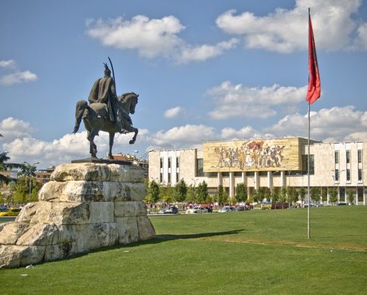 флашом гађали