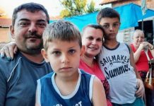 МЕНИ ЈЕ ЖИВОТ ПРУЖИО РУКУ: Станислав Трнинић, мали јунак велике прогнаничке трагедије, данас је отац двојице дечака, стуб куће и домаћин мечечани