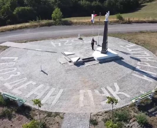 споменик гвозденом пуку